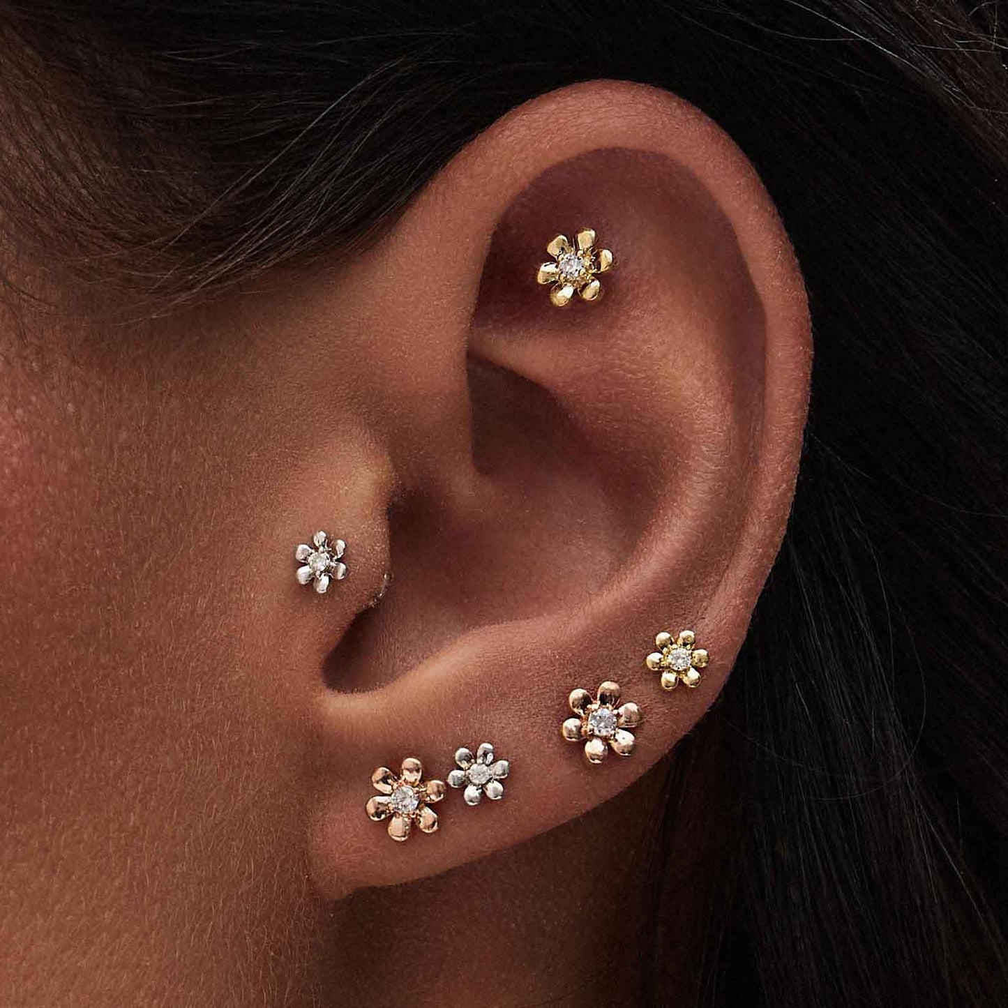 L Daisy Flower Stud